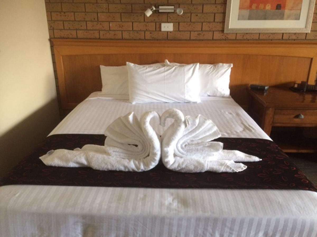 טוומבה James Street Motor Inn מראה חיצוני תמונה