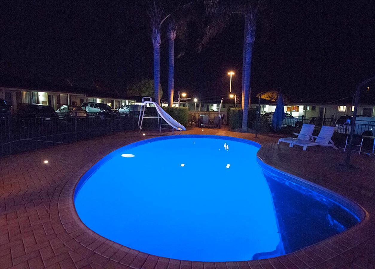 טוומבה James Street Motor Inn מראה חיצוני תמונה